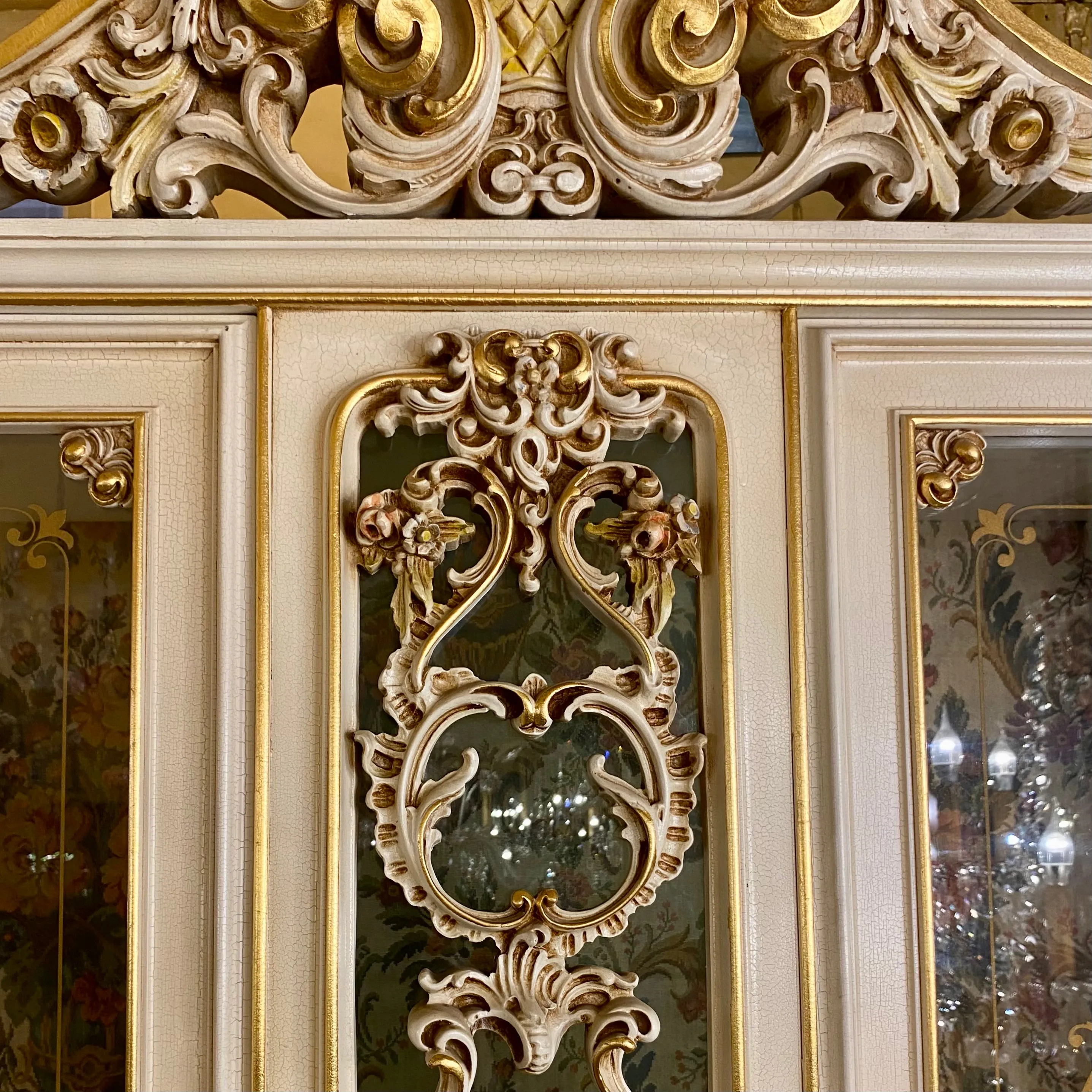 Gorgeous Hand Carved Italian Gilt Display Cabinet