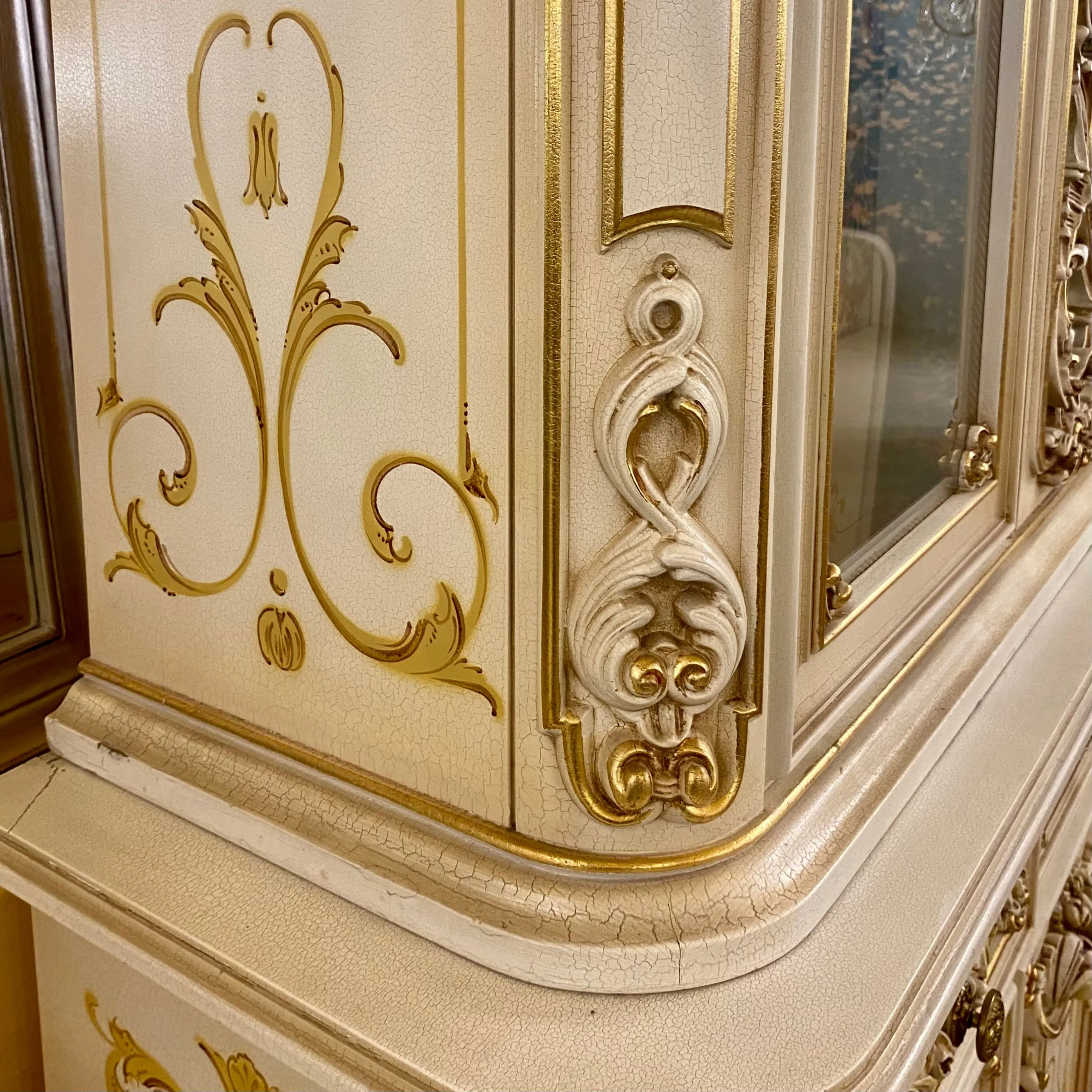 Gorgeous Hand Carved Italian Gilt Display Cabinet